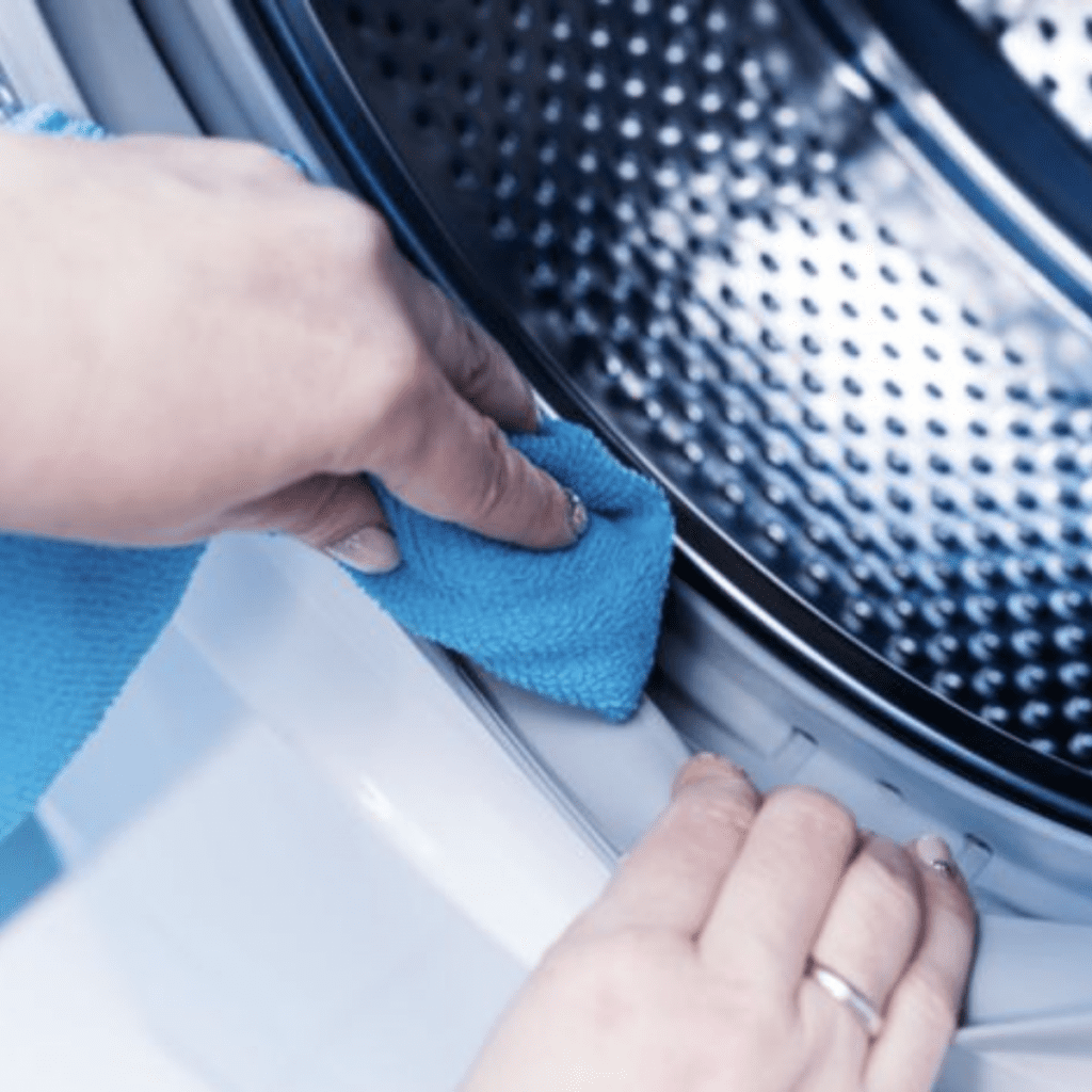 Cs, CAREservice manutenzione-pulizia-gomma-lavatrice-1024x1024 Manutenzione della gomma oblò della lavatrice: perché è importante e come farlo Consigli  Consigli 