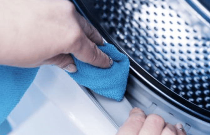 Cs, CAREservice manutenzione-pulizia-gomma-lavatrice-670x430 Manutenzione della gomma oblò della lavatrice: perché è importante e come farlo Consigli  Consigli 